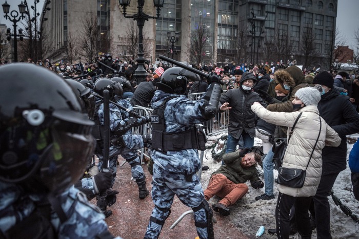 Riot police officers clash with demonstrators during a protest against the jailing of opposition leader Alexei Navalny in Moscow, on Saturday, Jan. 23, 2021. (Sergey Ponomarev/The New York Times)