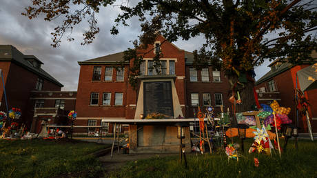 FILE PHOTO. A makeshift memorial in outside the former Kamloops Indian Residential School to honor the 215 children whose remains were found near the facility, in Kamloops, Canada, on September 1, 2021. © AFP / COLE BURSTON
