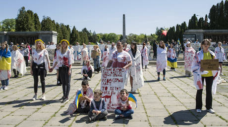 Hundreds of Ukrainians and Polish activists protested at a Warsaw cemetery to Red Army soldiers who died during World War II, 09.05.2022. © Attila Husejnow/SOPA Images/LightRocket via Getty Images