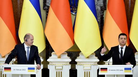 Ukrainian President Volodymyr Zelensky (R) and German Chancellor Olaf Scholz © AFP / Sergei Supinsky