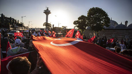 Demonstrators carry Turkish flags in Istanbul, Turkey, May 2022. © Onur Dogman / SOPA Images / LightRocket / Getty Images