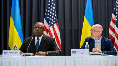 US Defense Secretary Lloyd Austin (L) and Ukrainian Defense Minister Alexey Reznikov (R) at the meeting in Ramstein, September 08, 2022